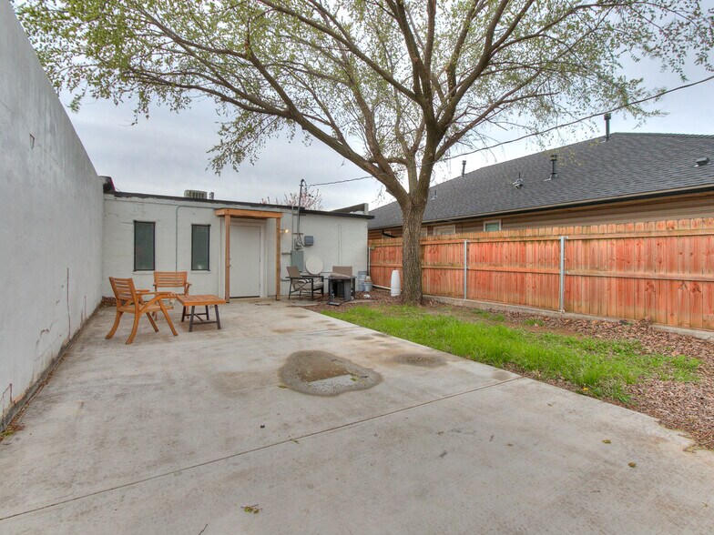 More Photos Of 527 E Main St, Norman Storefront For Lease