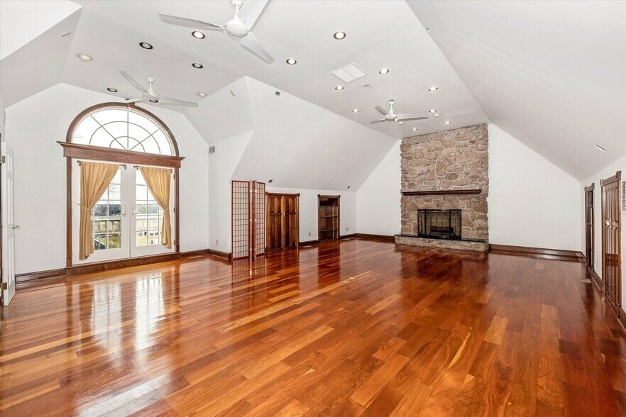More Photos Of 806 Park Ave, Mount Airy Office For Sale