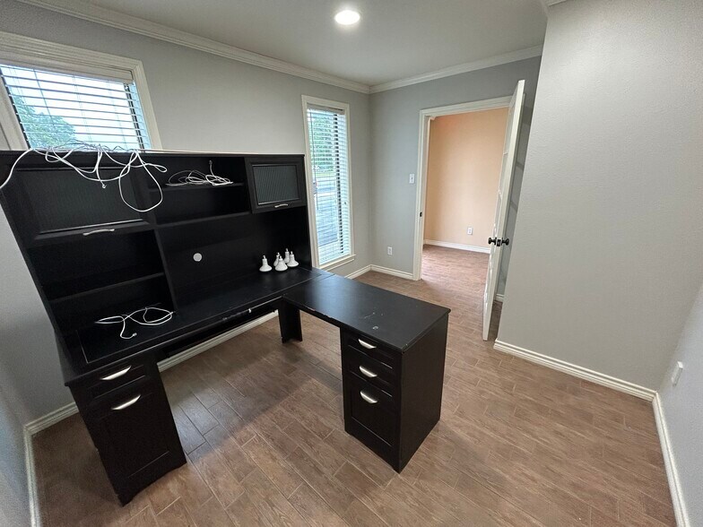 More Photos Of 5424 W Oak St, Palestine Showroom For Lease