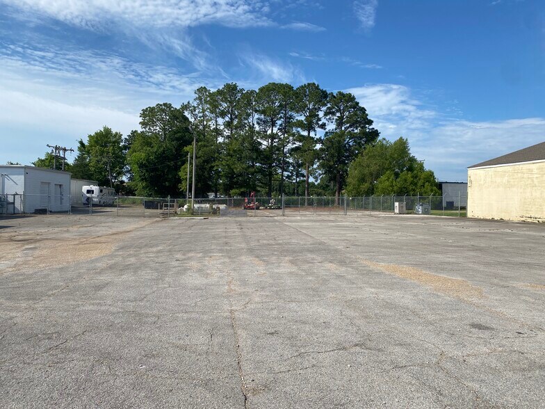 More Photos Of 1031 S Green St, Tupelo Warehouse For Sale