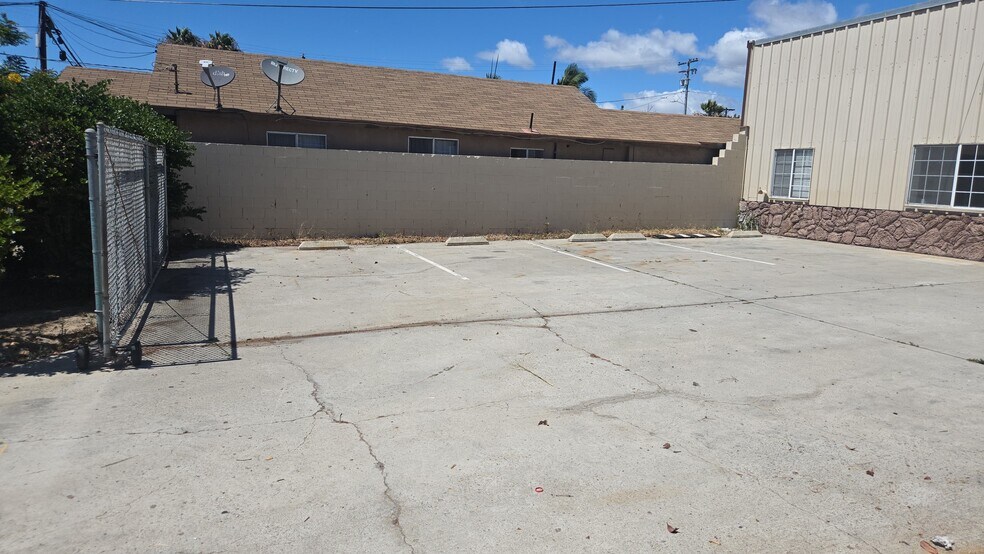 More Photos Of 333 Civic Center Dr, National City Warehouse For Lease