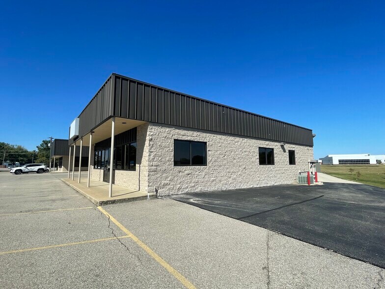 More Photos Of 3028-3042 State St, Columbus Showroom For Lease