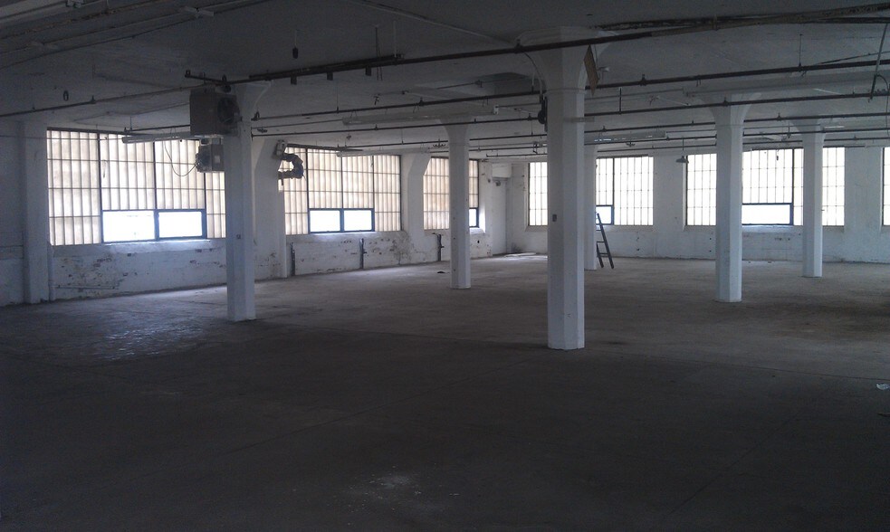 More Photos Of 1-29 Lister Ave, Newark Warehouse For Lease