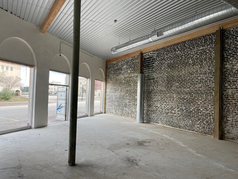 More Photos Of 304-308 Orleans St, Beaumont Storefront Retail Office For Lease