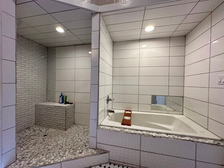 More Photos Of 101 N Waggoner St, Electra Flex For Sale