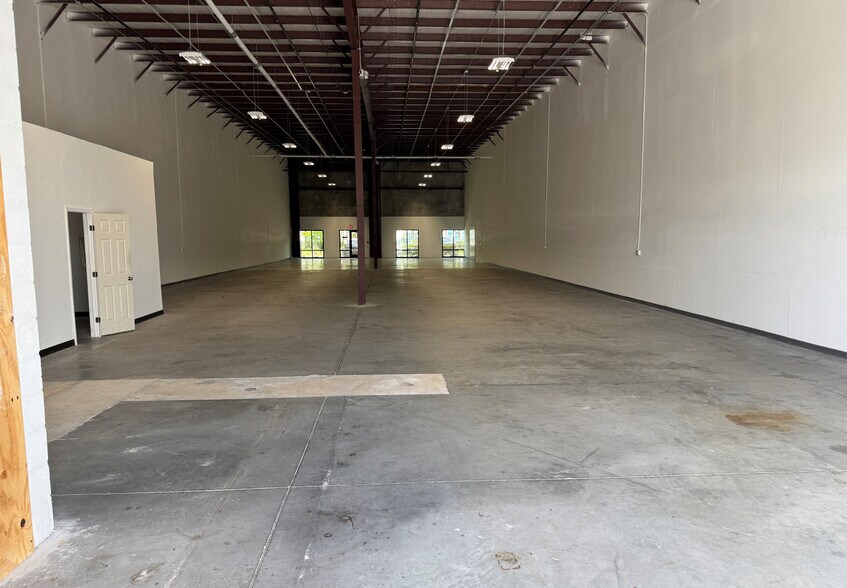 More Photos Of 16200 Parallel, Fort Myers Industrial For Lease