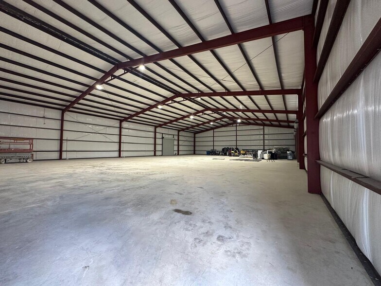 More Photos Of 6301 Us Highway 281 N, Spring Branch Light Distribution For Lease