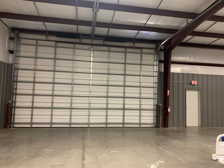 More Photos Of 104 Dowden Pl, Longview Warehouse For Lease