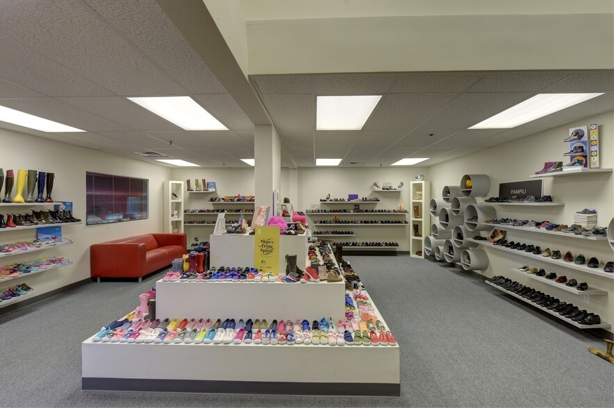 More Photos Of 201-223 Park Ave, Hicksville Warehouse For Lease