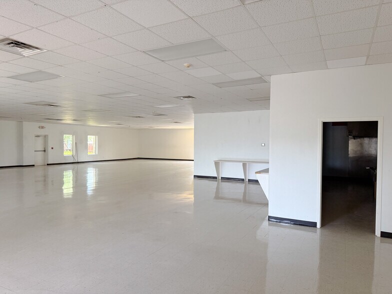 More Photos Of 909 Business Park Dr, Mission Office For Lease