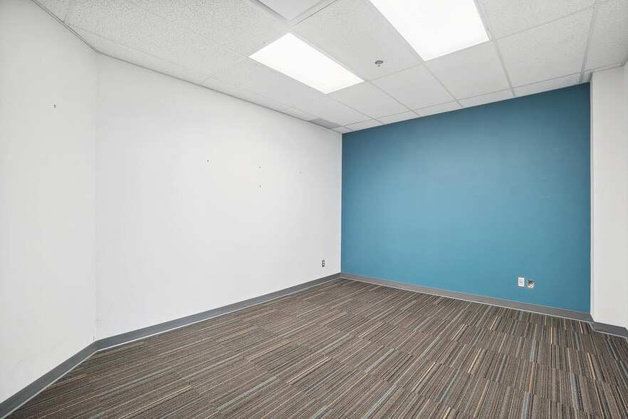 More Photos Of 10007 Boul Pie-IX, Montréal Office For Sale