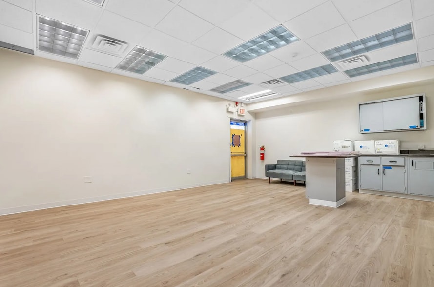 More Photos Of 837 Mannheim Rd, Bellwood Showroom For Sale