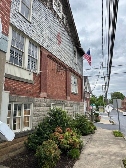 More Photos Of 55 N Cedar St, Lititz Showroom For Lease