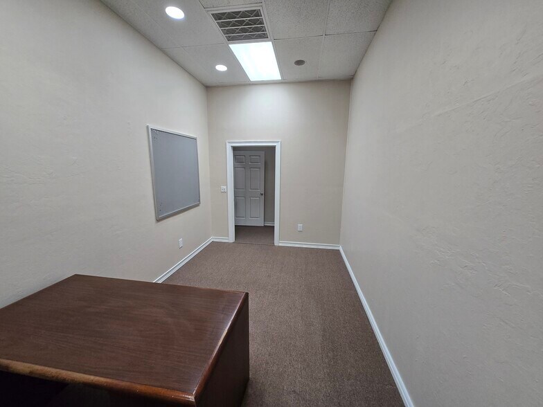 More Photos Of 1813 N Harrison St, Shawnee Flex For Lease