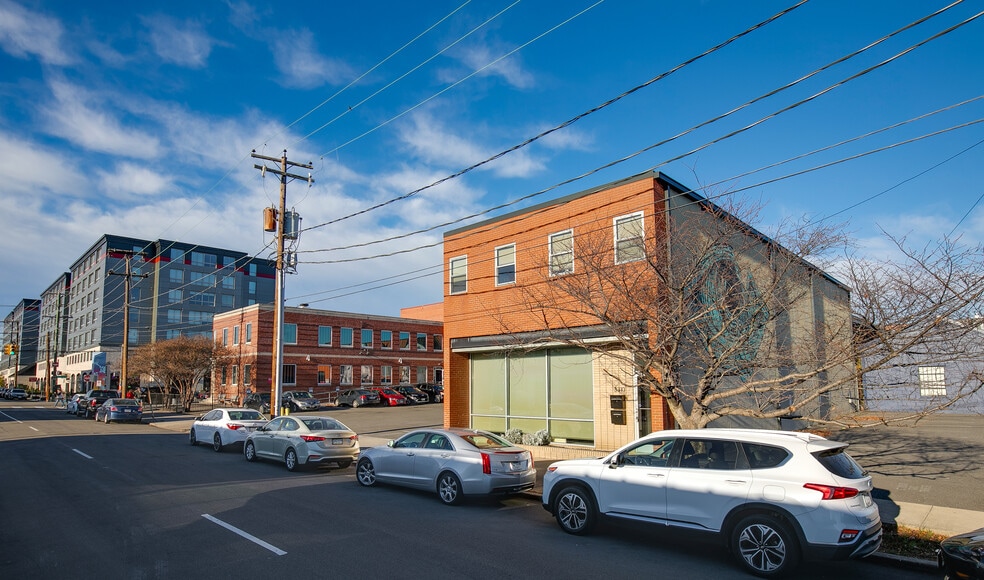 More Photos Of 3310 W Clay St, Richmond Showroom For Lease