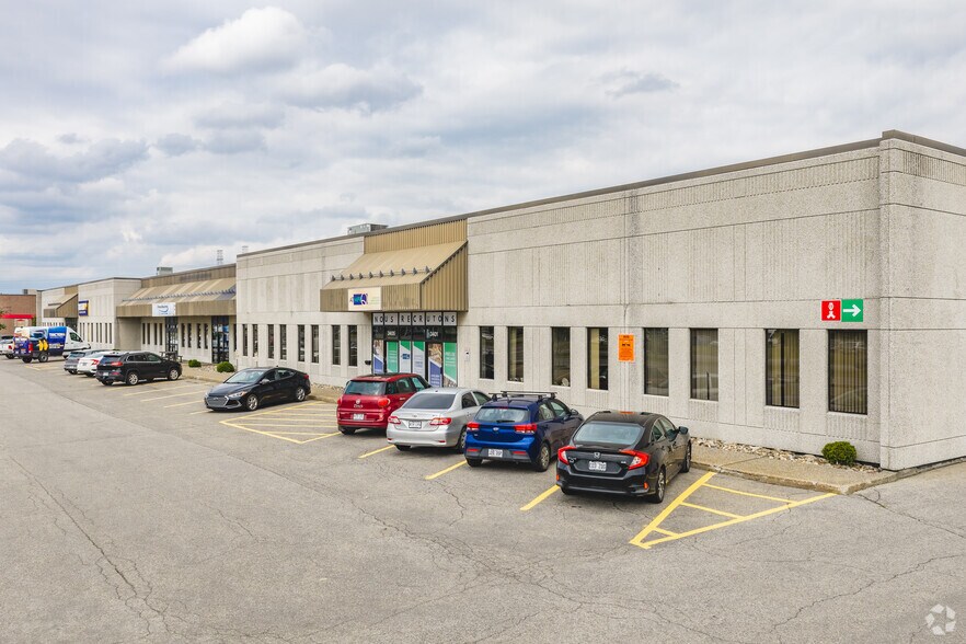 More Photos Of 3401-3421 Boul Industriel, Laval Light Distribution For Lease