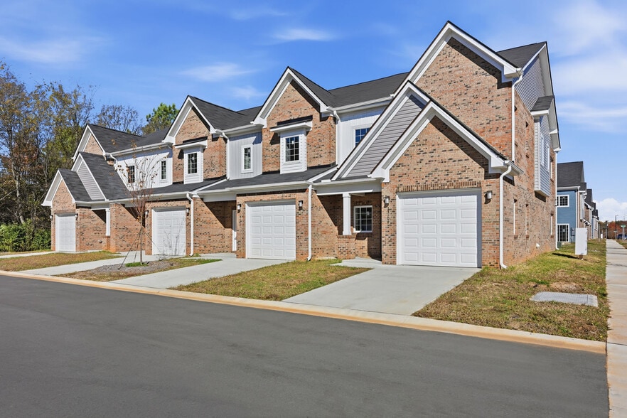 More Photos Of 13701 Erwin Rd, Charlotte Multifamily For Sale