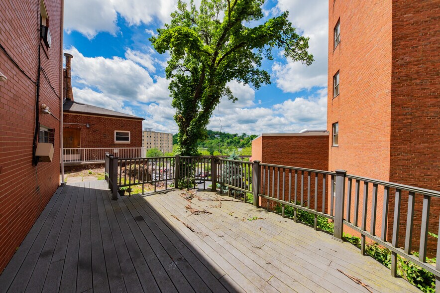 More Photos Of 1493 University Ave, Morgantown Sorority Fraternity House For Lease