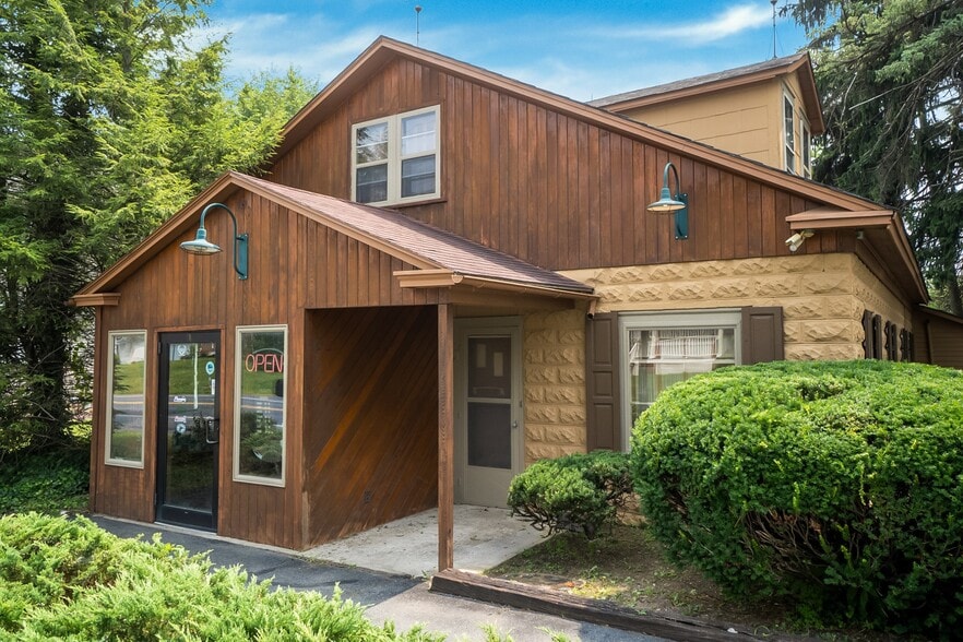 Primary Photo Of 328 E Lawn Rd, Nazareth Freestanding For Sale