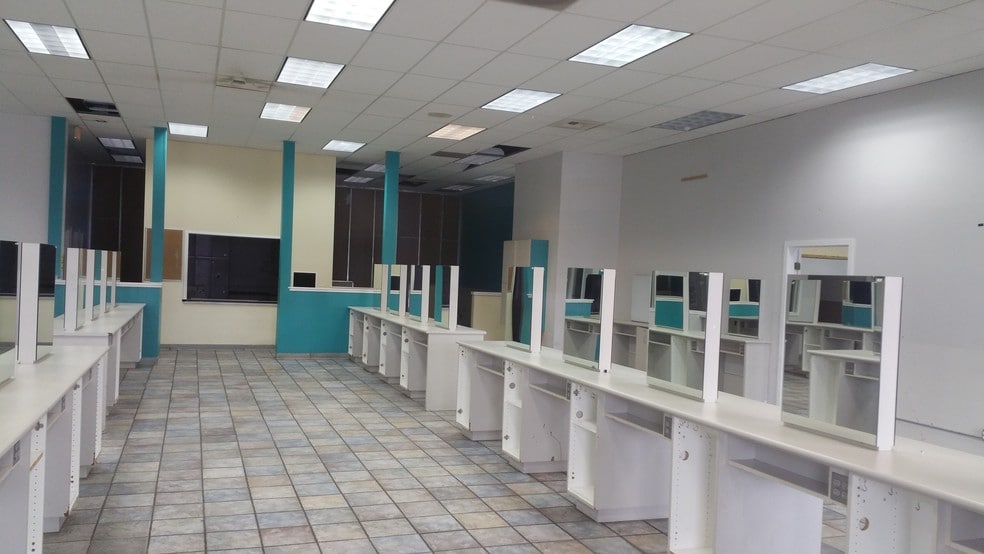 More Photos Of 607 SE Everett Mall Way, Everett General Retail For Lease
