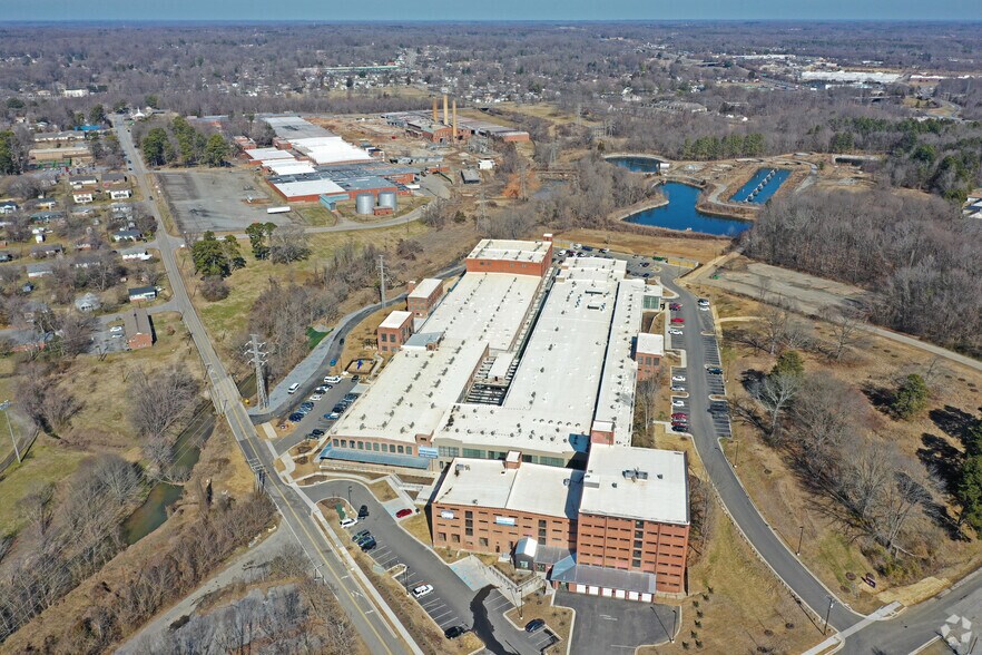 More Photos Of 1702 Fairview St, Greensboro Self Storage For Lease