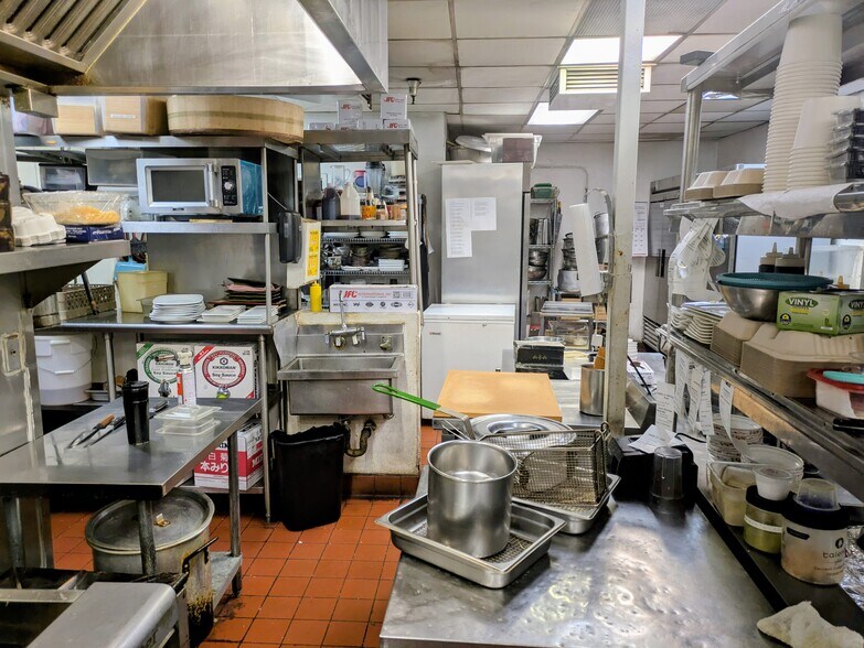 More Photos Of 11675-11677 San Vicente Blvd, Los Angeles Storefront For Lease