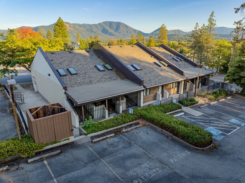 More Photos Of 700 NW Dimmick St, Grants Pass Specialty For Sale