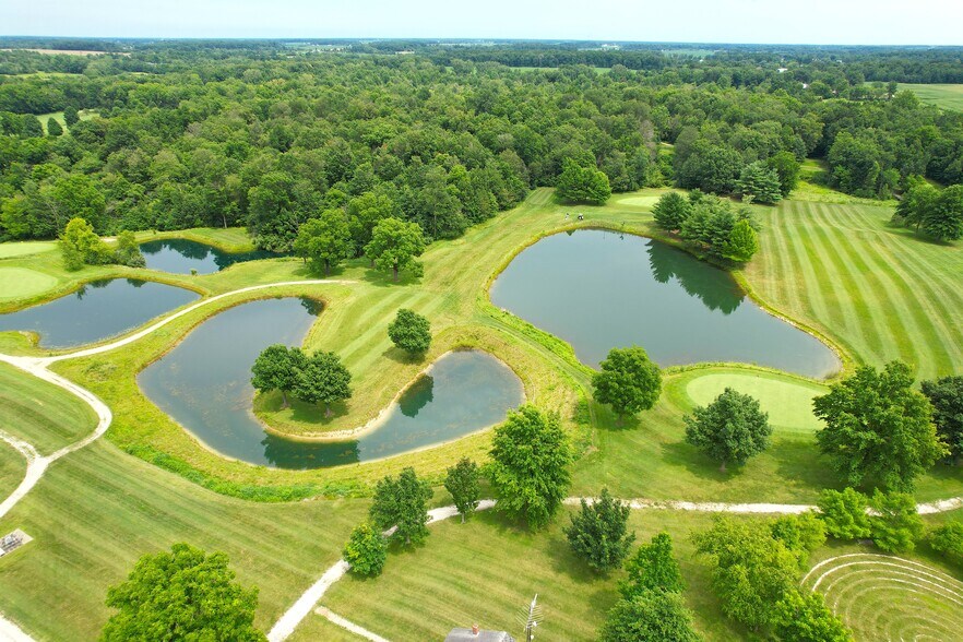 More Photos Of 7453 400 S, Marion Sports And Entertainment For Sale