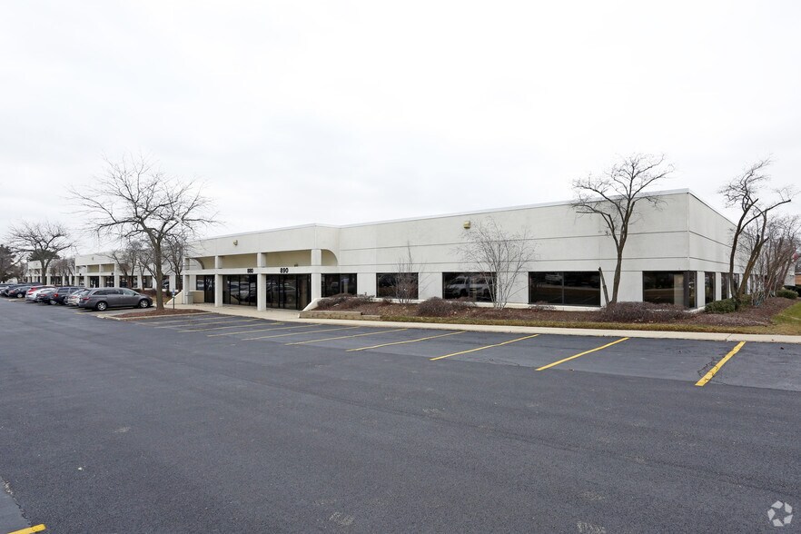 More Photos Of 818-890 Oak Creek Dr, Lombard Showroom For Lease