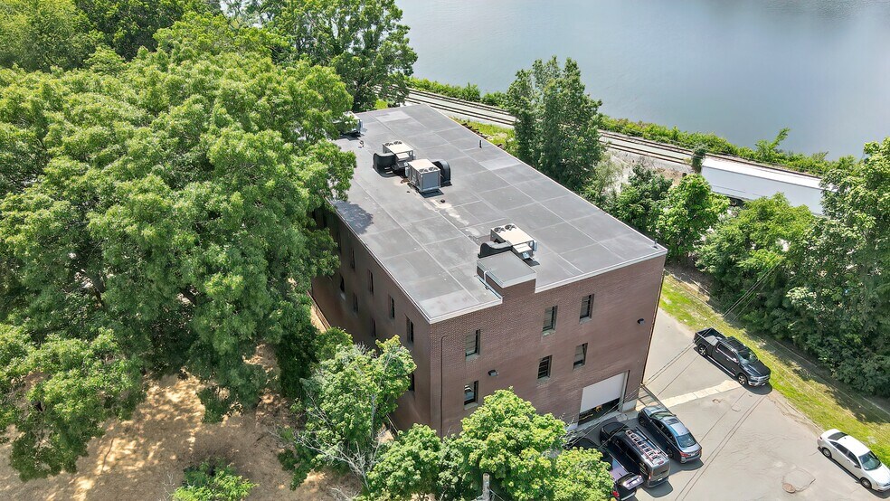 Primary Photo Of 4 Railroad Ave, Wakefield Flex For Lease