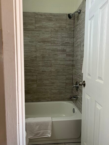 More Photos Of 2101 Hutchins Ave, Ballinger Hotel For Sale