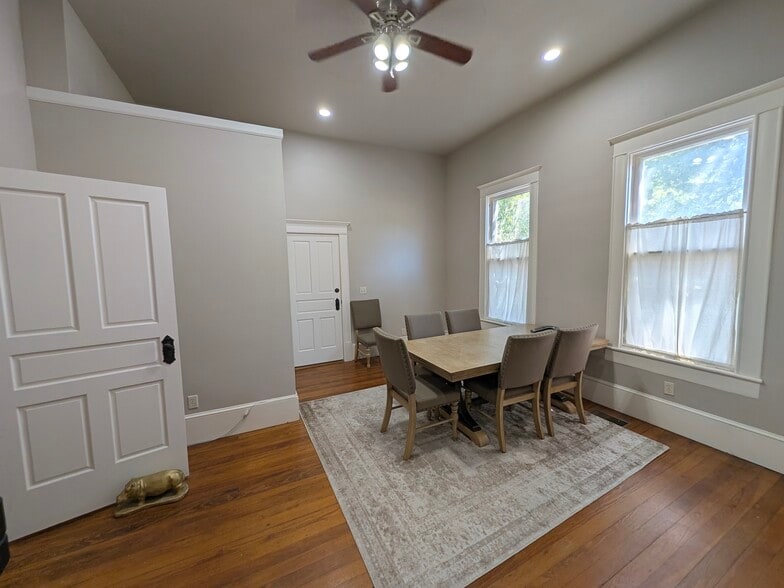 More Photos Of 206 Taylor St, Hutto Office For Lease