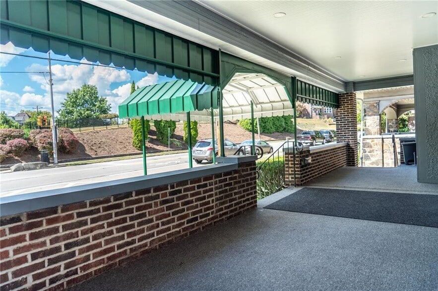 More Photos Of 2860 Perrysville Ave, Pittsburgh Funeral Home For Sale