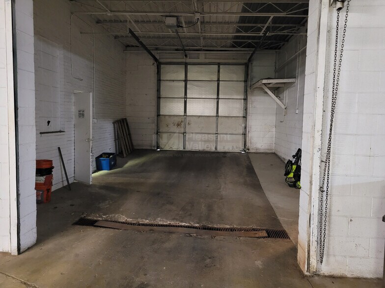 More Photos Of 981 Home Ave, Akron Manufacturing For Lease