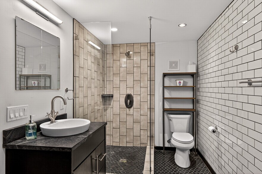 More Photos Of 614 High St, Comfort Storefront Retail Residential For Sale