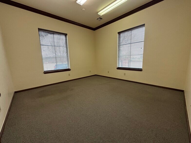 More Photos Of 13838 Quail Pointe Dr, Oklahoma City Medical For Lease