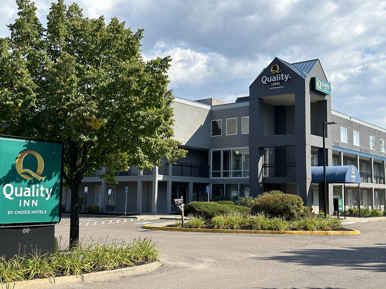 More Photos Of 84 S Park Dr, Colchester Hotel For Sale