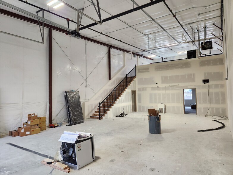 More Photos Of 1107 Southgate, Windsor Manufacturing For Lease