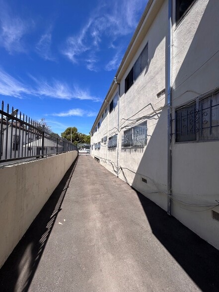 More Photos Of 6214 S Victoria Ave, Los Angeles Apartments For Sale