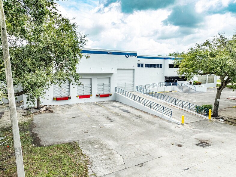 More Photos Of 4915 NW 159th St, Miami Lakes Warehouse For Lease