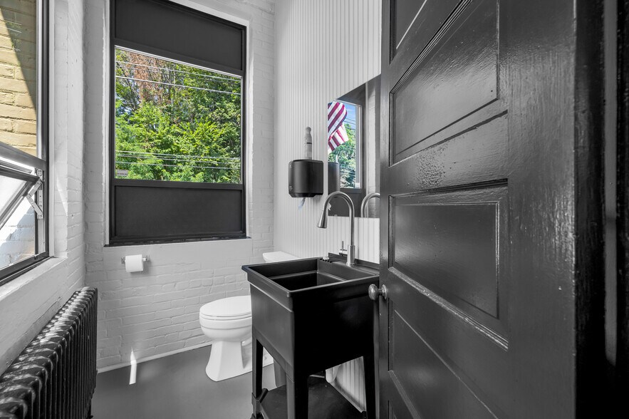 More Photos Of 300 Riverside Ave, Bristol Manufacturing For Sale