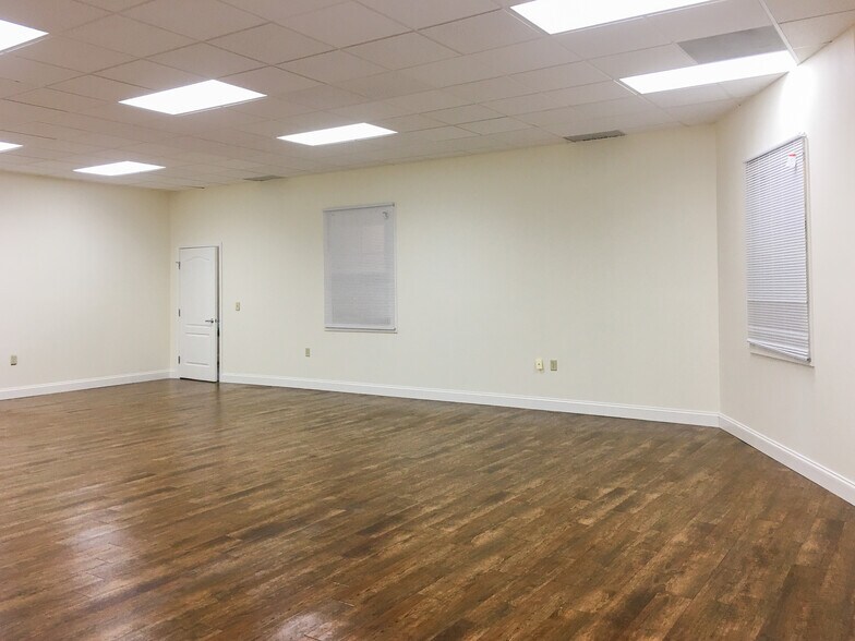 More Photos Of 345-215 W Main St, Leola Storefront Retail Office For Lease