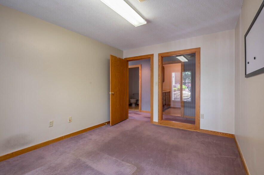 More Photos Of 74 Northeastern Blvd, Nashua Medical For Sale