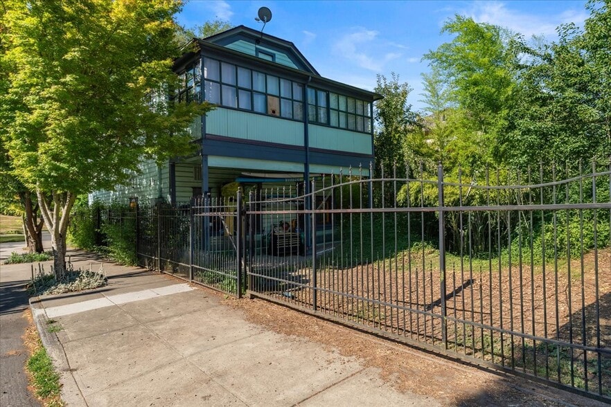 More Photos Of 3039 SE Stark St, Portland Storefront Retail Residential For Sale