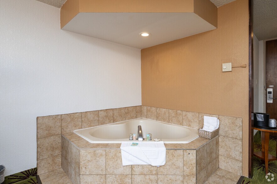 More Photos Of 2306 E Main St, Albert Lea Hospitality For Sale