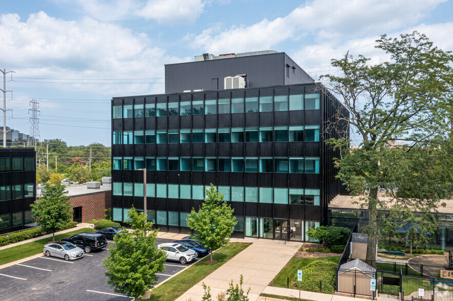 Primary Photo Of 9933 Woods Dr, Skokie Office For Lease