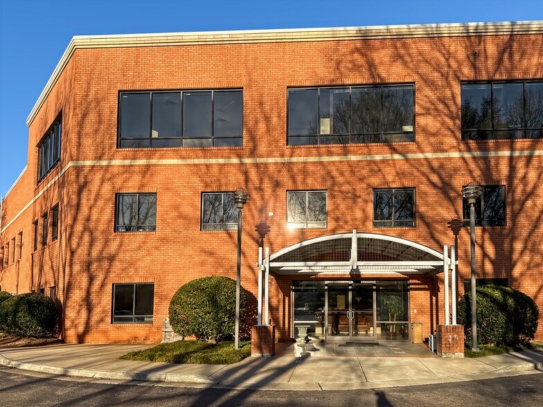 More Photos Of 8024 Glenwood Ave, Raleigh Coworking Space