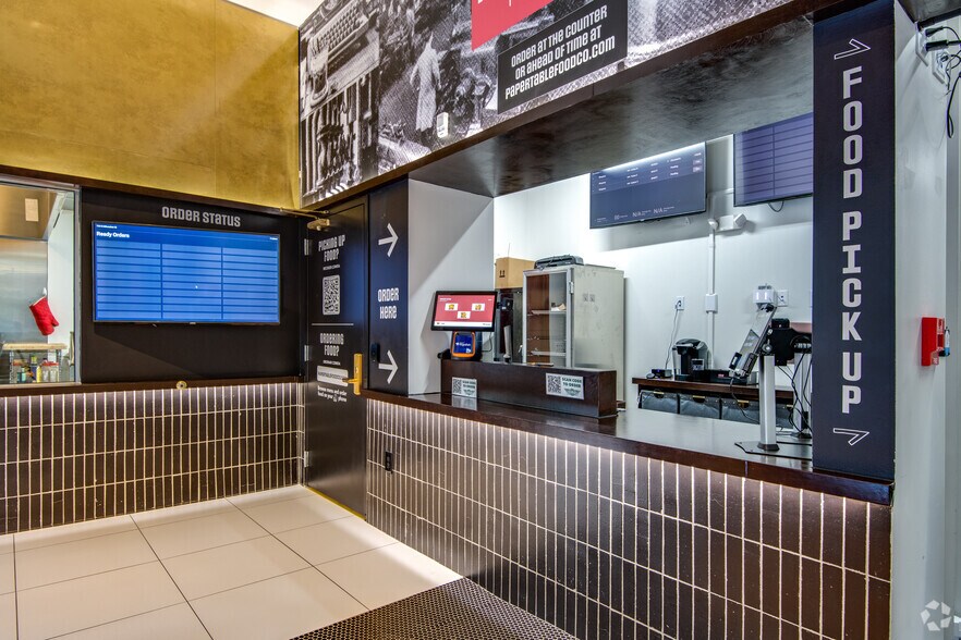 More Photos Of 733-737 N Milwaukee St, Milwaukee Restaurant For Lease