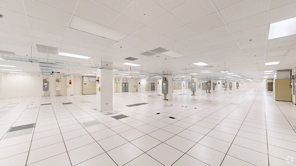 More Photos Of 4 Overlook Pt, Lincolnshire Office For Lease
