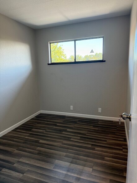 More Photos Of 425 E Center St, Manteca Office Residential For Lease